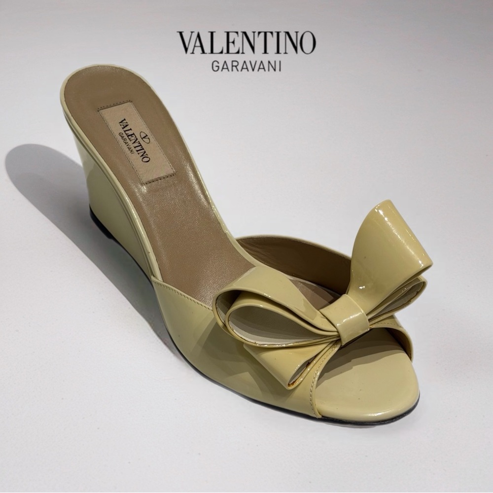 🚨Valentino Garavani Ivory Patent Bow Wedge Sandals 38.5
